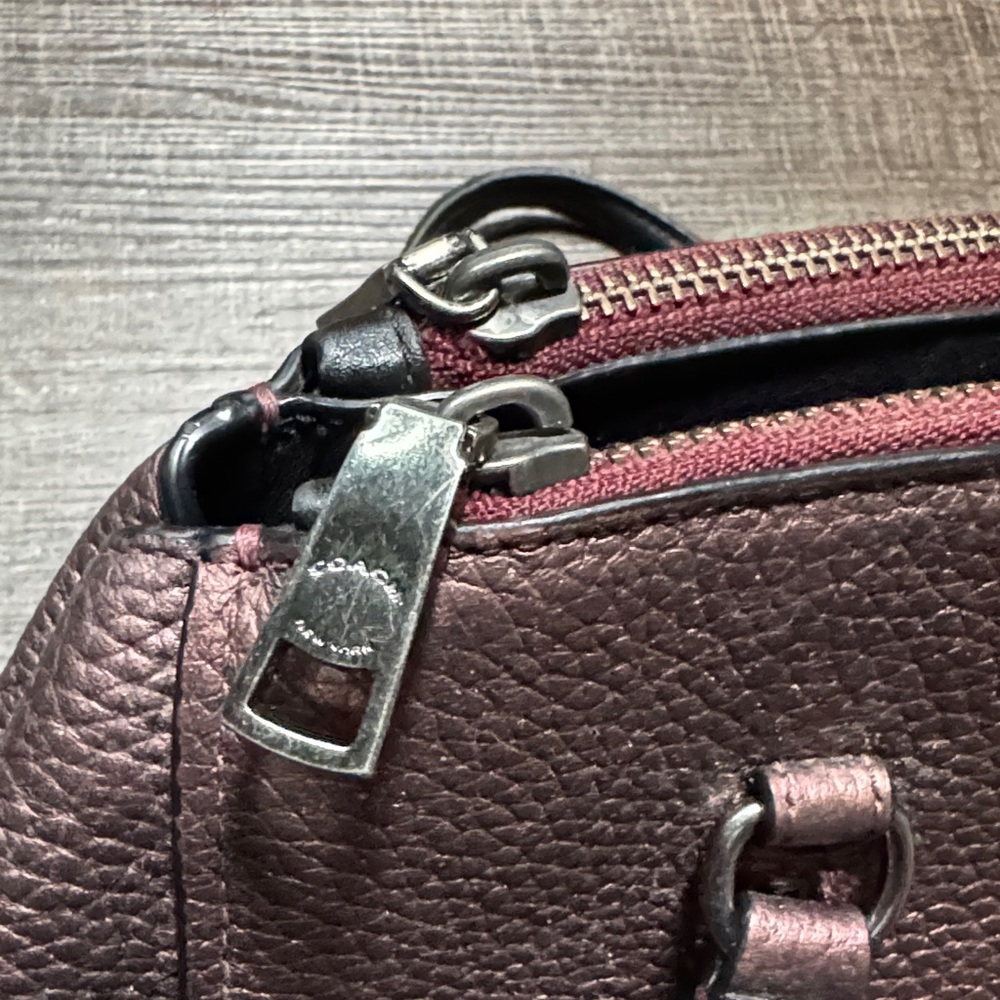 Coach Stanton Carryall 26 in metallic pebbled leather. - Picture 15 of 15